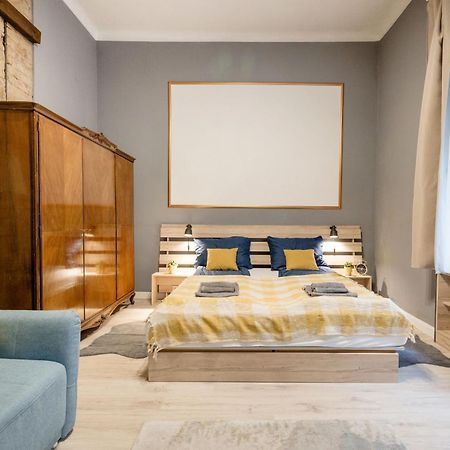 Appartamento Urban Tranquillity By The Main Shopping Street Budapest Esterno foto