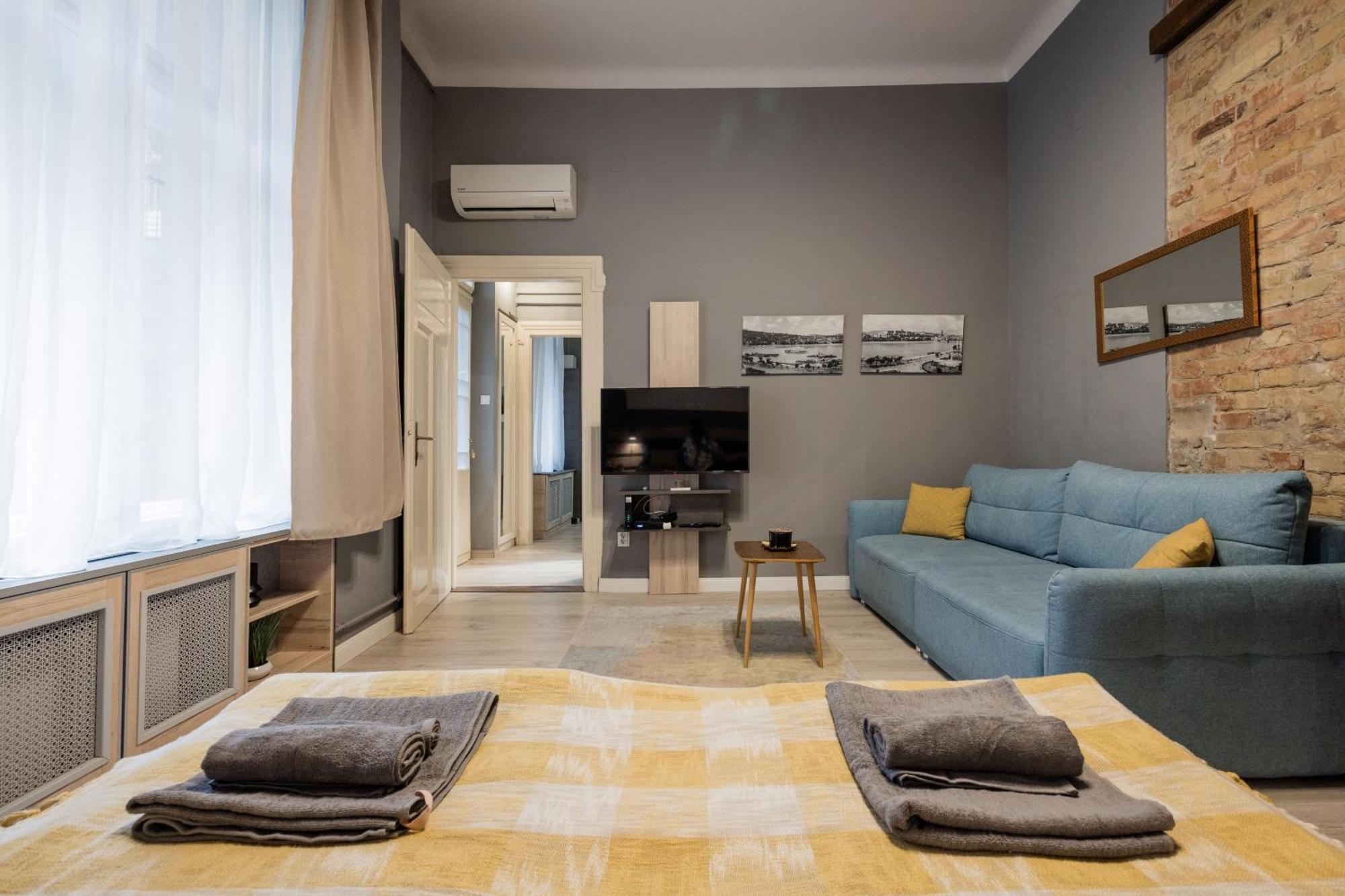 Appartamento Urban Tranquillity By The Main Shopping Street Budapest Esterno foto