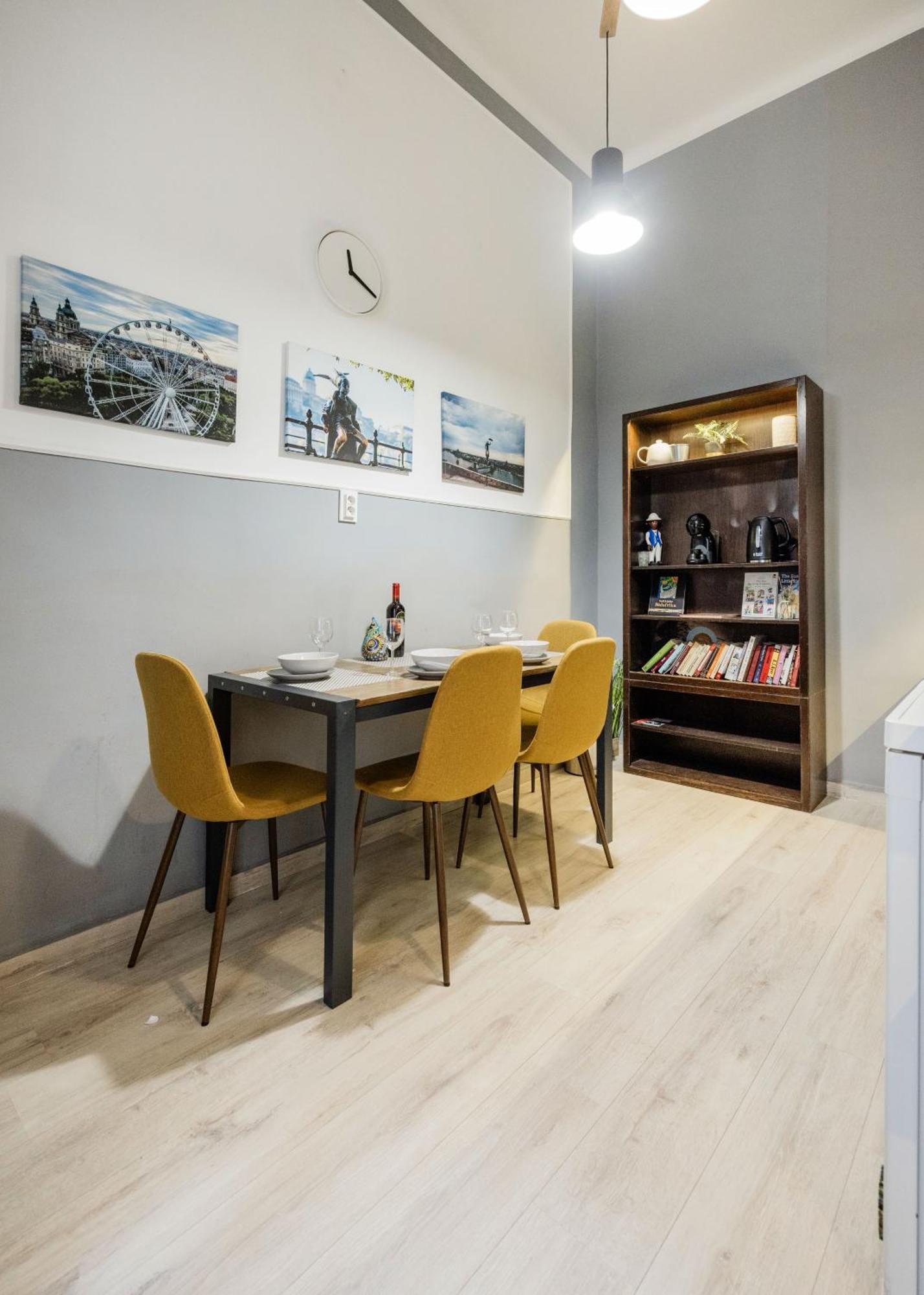 Appartamento Urban Tranquillity By The Main Shopping Street Budapest Esterno foto