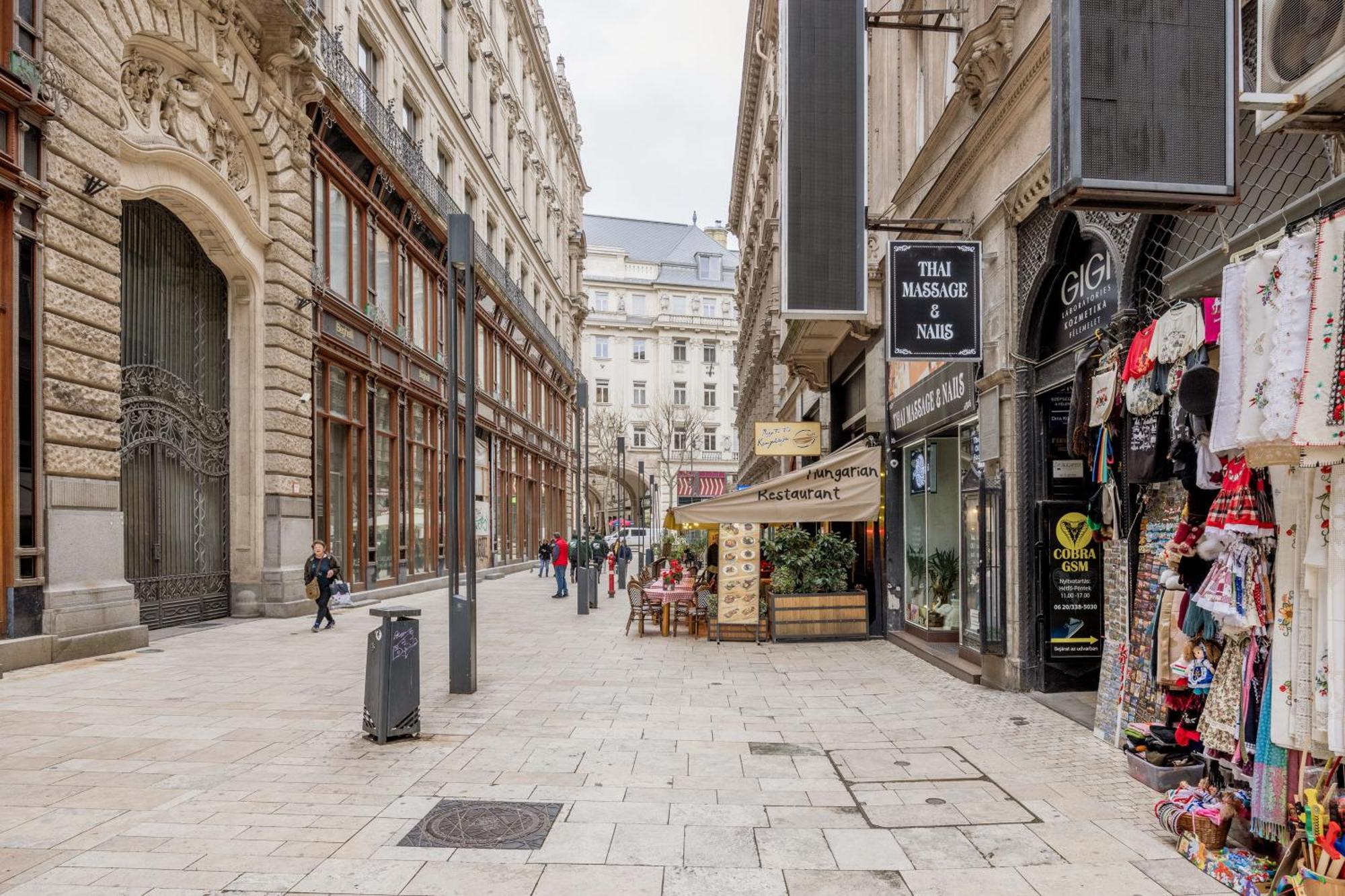Appartamento Urban Tranquillity By The Main Shopping Street Budapest Esterno foto